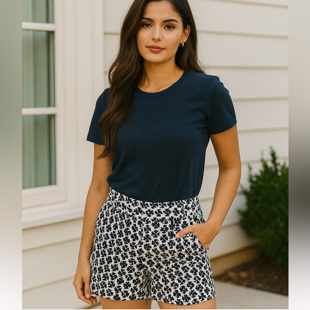 NEW Loft Women’s Eyelet Navy and White Floral Patterned Women's Shorts Size 2